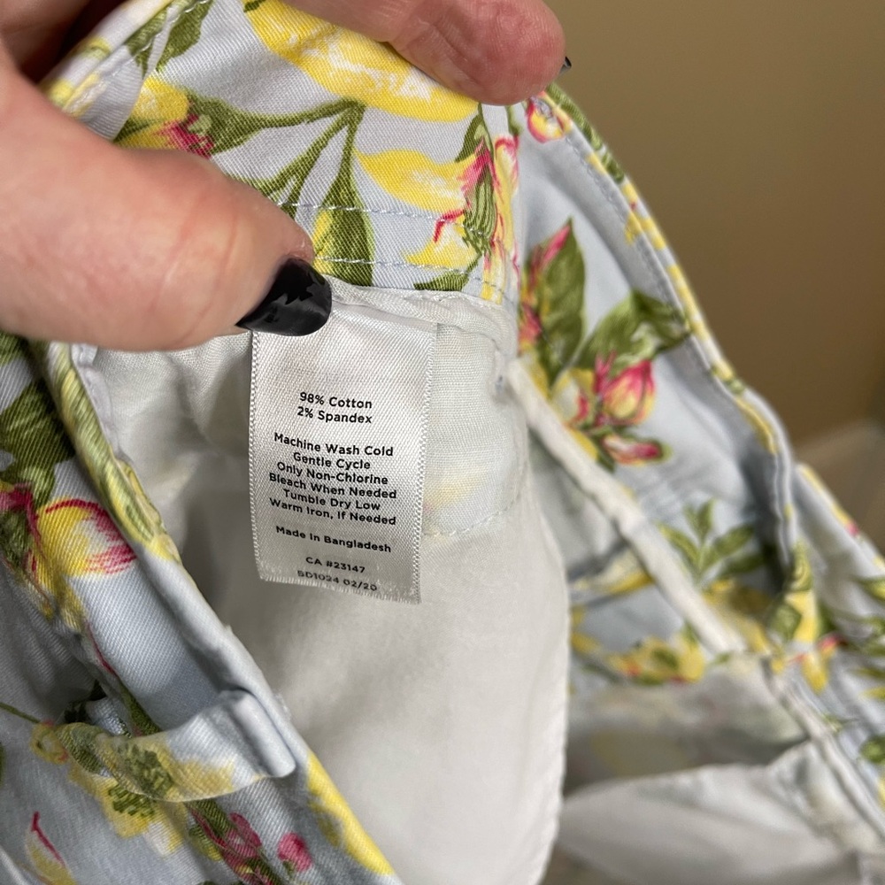 Talbots Lemon Print Women Shorts with Stretch Size 10 - Picture 8 of 8